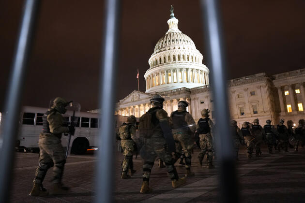 Des membres de la garde nationale arrivent pour évacuer les alentours du Capitole.