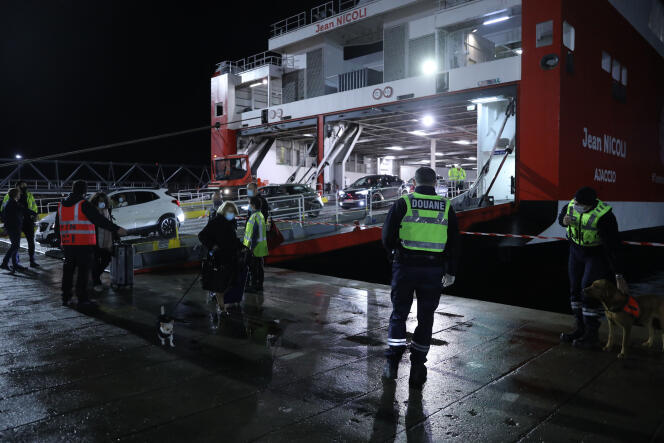 Contrôle d’attestations de test Covid négatif par la police au débarquement d’un ferry, à Ajaccio, le 19 décembre 2020.