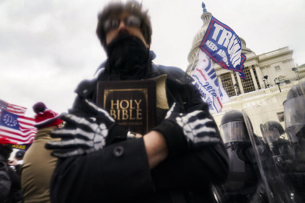 Un homme tient une bible à l’extérieur du Capitole.