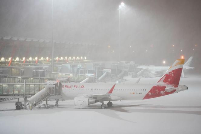 L'aéroport international Adolfo Suarez Madrid-Barajas de Madrid, paralysé par la neige, le 9 janvier 2021.