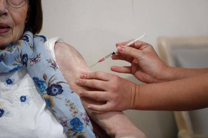 La résidente d’un Ehpad à Asnières-sur-Seine (Hauts-de-Seine) reçoit une injection du vaccin Pfizer contre le Covid-19, le 8 janvier 2021.