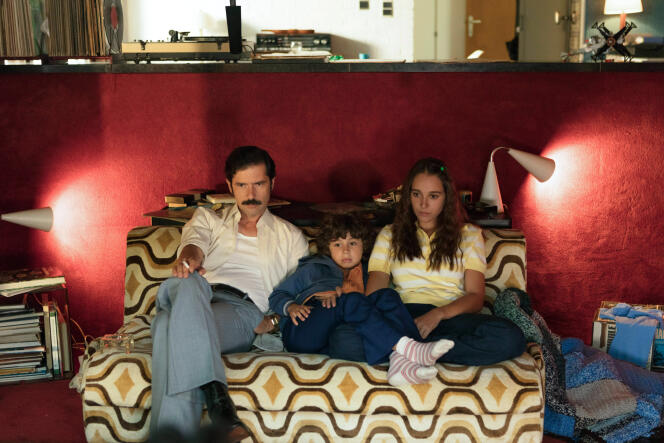 Didier Mathure (Melvil Poupaud) et ses enfants, Bastien (Alessandro Mancuso) et Diane (Capucine Valmary), dans la série « Ovni(s) ».
