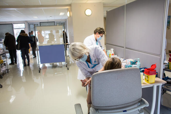 Des personnels de santé se font vacciner au CHU de Grenoble Alpes, le 7 janvier.