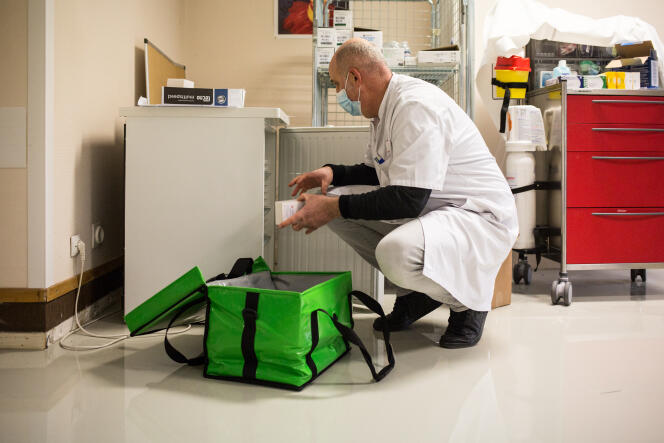 Etienne Brudieu, pharmacien, dépose dans un frigo des vaccins contre le Covid-19, au CHU de Grenoble Alpes, le 7 janvier.