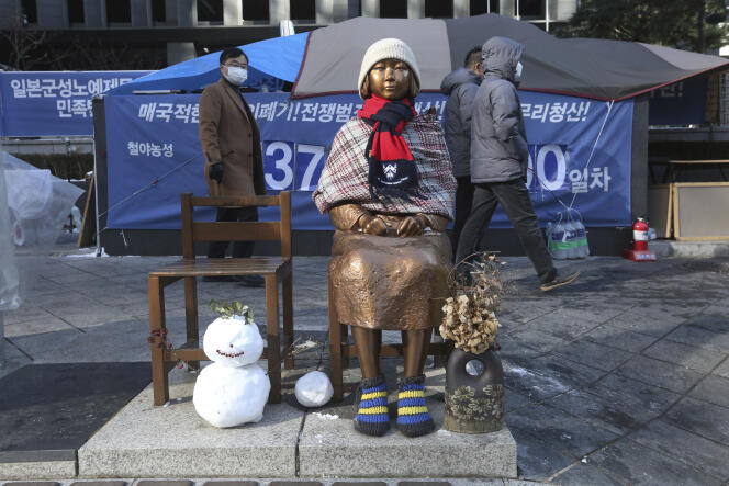 Une statue représentant les « femmes de réconfort », à  Séoul, vendredi 8 janvier.