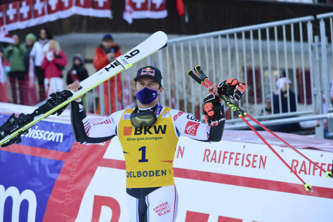 Alexis Pinturault fête sa victoire lors du géant d’Adelboden (Suisse), le 8 janvier 2021.