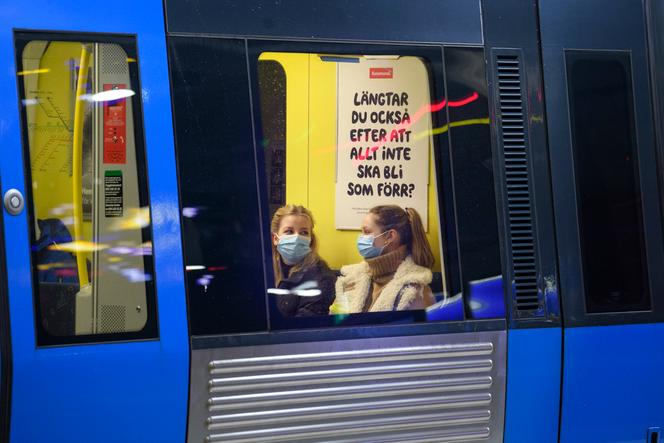 Les passagers d’un train portent des masques pour freiner la propagation du Covid-19, à Stockholm, le jeudi 7 janvier.