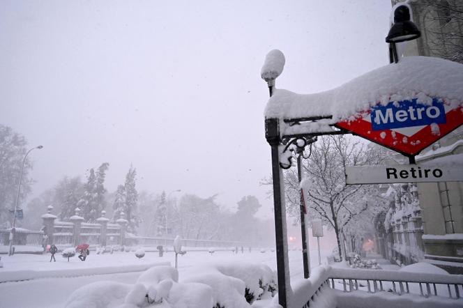 La neige s'est poursuivie samedi 9 janvier au matin à Madrid.  Ici près de la station de métro Retiro à Madrid le 9 janvier 2021.