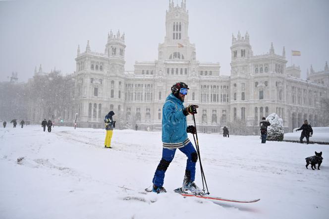 Un homme pratique le ski de fond sur la place de Cybèle, à Madrid, le matin du 9 janvier 2021.