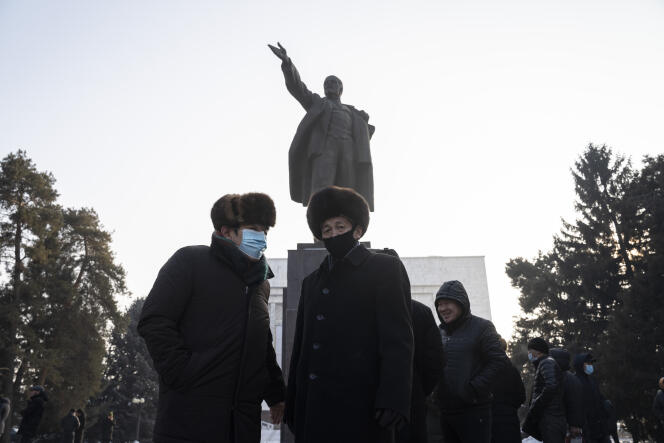 I sostenitori del candidato presidenziale kirghiso Sadir Jabarov partecipano a una manifestazione a Bishkek, Kirghizistan, l'8 gennaio.