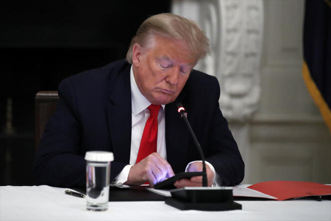 Le président Donald Trump sur son smartphone, le 18 juin 2020 à la Maison Blanche.