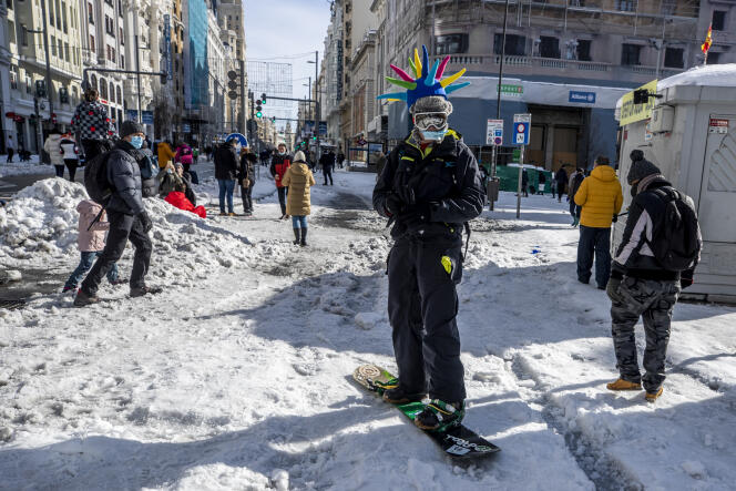 Prises au dépourvu par l’ampleur de ces chutes de neige inédites, qui ont donné samedi et dimanche des allures de station de ski à l’une des plus grandes villes européennes, les autorités n’avaient toujours pas déneigé des quartiers entiers de Madrid.