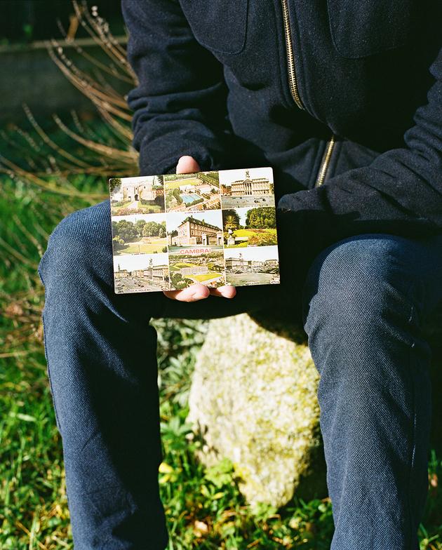 Sylvain Loscos tient la carte postale envoyée par sa mère biologique à La Famille adoptive française, en 1983, l’année de sa naissance.