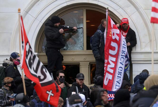 Des partisans du président Donald Trump prennent d’assaut le Capitole, à Washington, le 6 janvier.