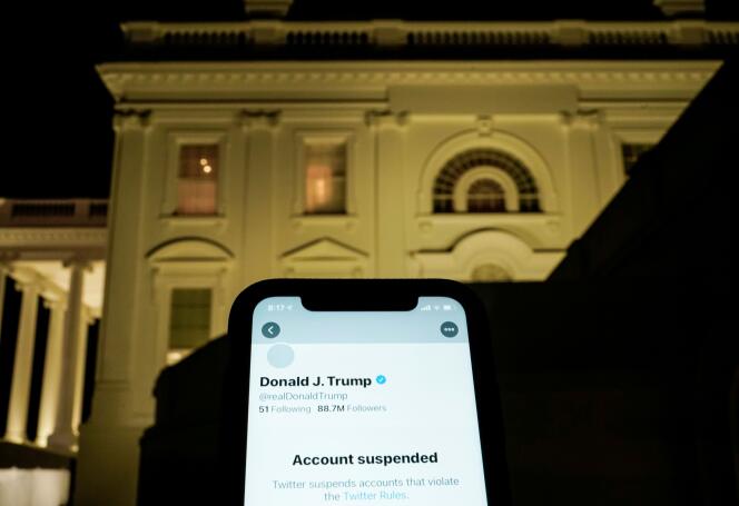 Un téléphone montre le compte Twitter suspendu de Donald Trump.