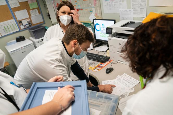 Une équipe de pharmaciens du centre hospitalier de Verdun assiste le personnel soignant de l'Ehpad Sainte-Catherine dans le cadre de la campagne vaccinale, le 7 janvier.