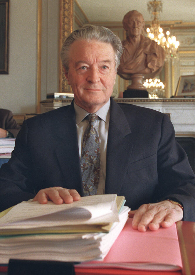Roland Dumas, alors président du Conseil constitutionnel, dans son bureau, le 9 mars 1995.