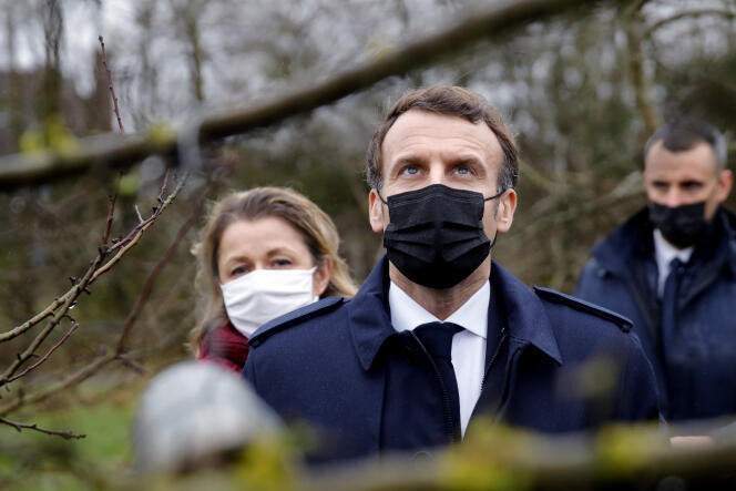 Emmanuel Macron et la ministre française de la transition écologique, Barbara Pompili, visitent une ferme innovante à Tilly, en Normandie, le mardi 12 janvier 2021.