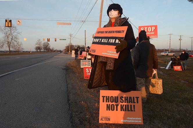 An opponent of the death penalty is protesting before the federal prison sentence in Terre-Haute (Indiana) to denounce the execution of Lisa Montgomery, which is scheduled for January 12.