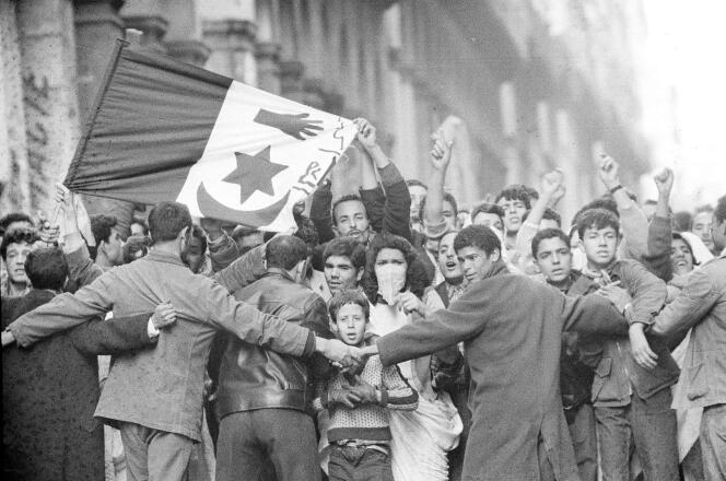 Des manifestants le 14 décembre 1960, lors d’émeutes dans la Casbah d’Alger.
