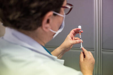 Avant d'être injecté le vaccin est dilué avec du sérum physiologique. CHU Grenoble Alpes, à la Tronche le 07-01-21.