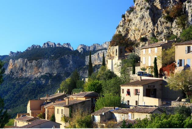 Le petit village de La Roque-Alric, adossé à un piton rocheux des Dentelles de Montmirail.