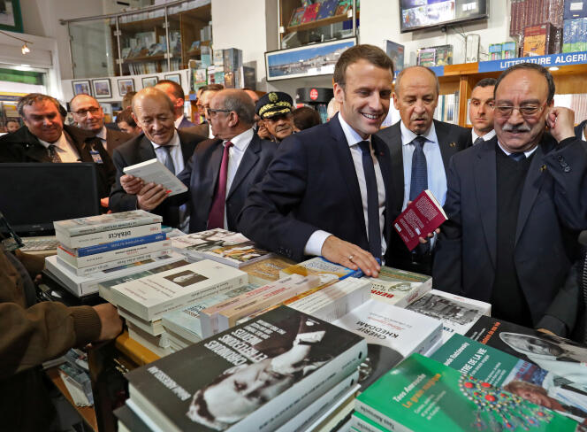 Le président français, Emmanuel Macron, visite la librairie Librairie du tiers-monde, à Alger, le 6 décembre 2017.