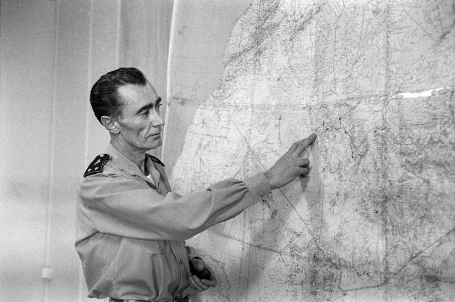 Le général Jean Thiry présente l’explosion de la troisième bombe atomique française sur le polygone d’essai de Reggane, au Sahara, en décembre 1960.