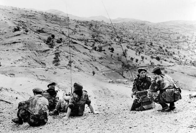 Des parachutistes dans les montagnes près de Palestro, en mai 1956, pendant la guerre d’Algérie.
