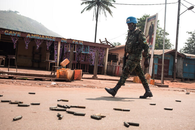 Un casque bleu de la Minusca patrouille dans le quartier PK12, en périphérie de Bangui, après l’offensive de rebelles sur la capitale centrafricaine, le 13 janvier 2021.