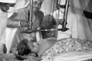 Le magicien indien Sorcar s'apprête à couper une femme en deux avec une scie mécanique au cours d'une répétition, avant son spectacle présenté au théâtre de l'Etoîle, à Paris, le 15 novembre 1955. (Photo by AFP FILES / INTERCONTINENTALE / AFP)