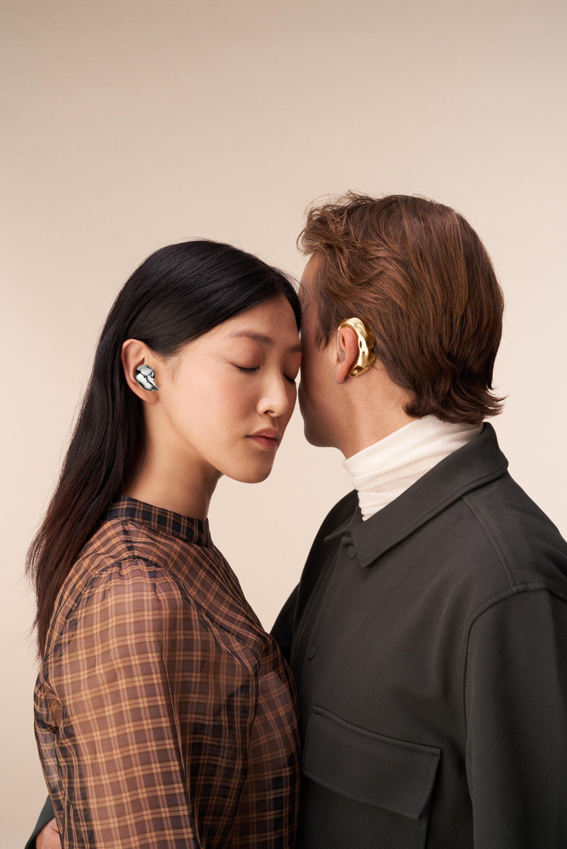 Deux modèles de la marque Paired Earwear : les bijoux réducteur de bruit (à gauche) et pour appareil auditif (à droite).