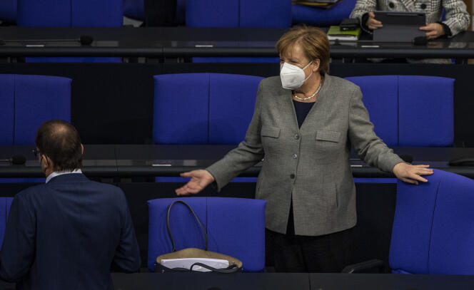 Angela Merkel, Bundeskanzlerin, plaudert mit Alexander Dobrindt, Vizepräsident der CDU-CSU, während der Bundestagssitzung, 13. Januar 2021.