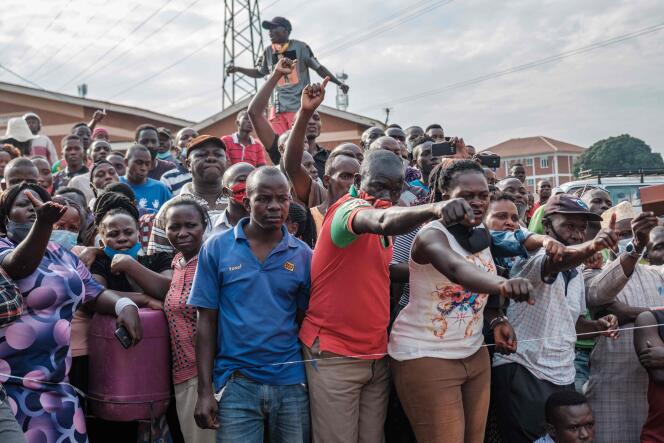 Des électeurs sont rassemblés à Kampala, la capitale ougandaise, pour assister à l’ouverture des urnes, jeudi 14 janvier, jour d’élection présidentielle.