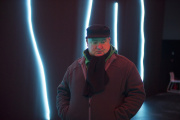Claude Lévêque, lors du montage de son exposition temporaire « Le Bleu de l’œil » au Musée Soulages de Rodez, en avril 2015.