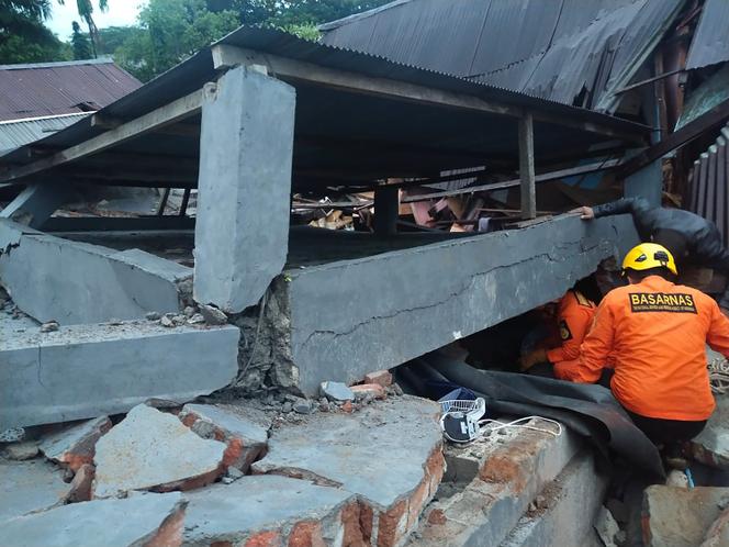 Los equipos de rescate están buscando sobrevivientes de un edificio derrumbado en Mamuju, la isla Celebus de Indonesia.
