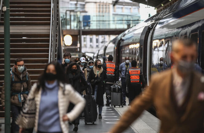 Des passagers en provenance de Londres, à la descente d’un Eurostar, à la Gare du Nord, à Paris, le 23 décembre 2020.