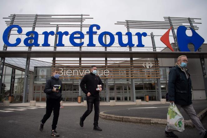 Devant le Carrefour de Saint-Herblain, près de Nantes, le 13 janvier.