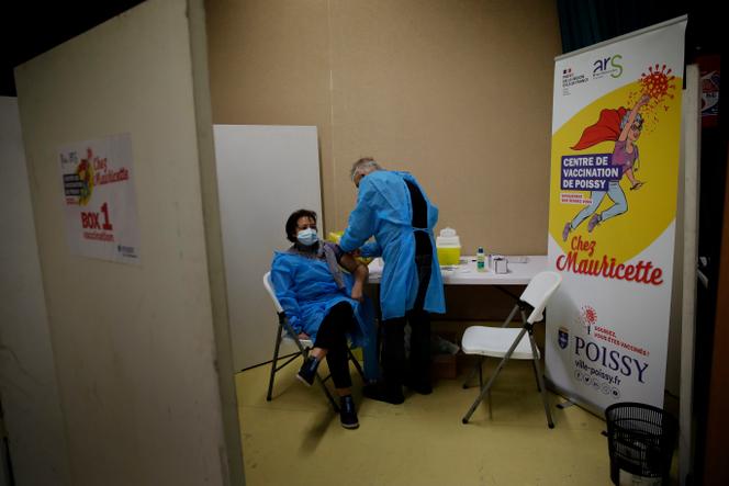 Une infirmière reçoit le vaccin de Pfizer-BioNTech contre le Covid-19, à Poissy, le 8 janvier.