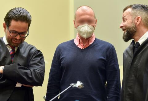 German sports doctor Mark S. (C), accused of masterminding an international doping network in cycling and winter sports, speaks with his lawyers Alexander Dann (R) and Yuri Goldstein (L) as he waits for the verdict in his trial at the Regional Court (Landgericht) in Munich, southern Germany, on January 15, 2021. The sports doctor at the centre of the "Aderlass" international blood-doping trial was on January 15 sentenced to 4 years, 10 months in prison by a court in Munich. Dr Mark S., 42, has also received an additional ban from practising medicine for a further three years after masterminding an international blood doping ring between 2012 and 2019. - THE GERMAN COURT REQUESTS THAT THE FACE OF THE DEFENDANT MUST BE MADE UNRECOGNISABLE / AFP / POOL / Christof Stache / THE GERMAN COURT REQUESTS THAT THE FACE OF THE DEFENDANT MUST BE MADE UNRECOGNISABLE 