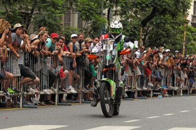 (FILES) In this file photo taken on January 3, 2015 Pierre Cherpin of France rides his motorcycle during the symbolic start of the 2015 Dakar Rally in Buenos Aires. French rider Pierre Cherpin has died on January 15, 2021 from injuries he sustained during a fall in the 7th stage from Ha’il to Sakaka on January 10, 2021. / AFP / Maxi FAILLA 