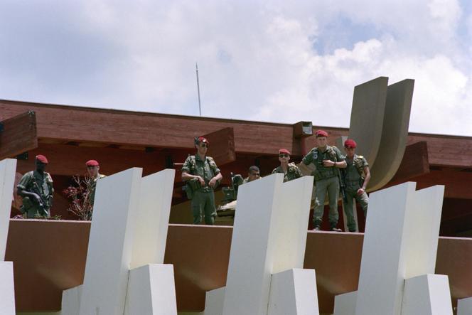 Des parachutistes français à l’aéroport de Kigali, le 6 octobre 1990, lors de l’évacuation des ressortissants français.
