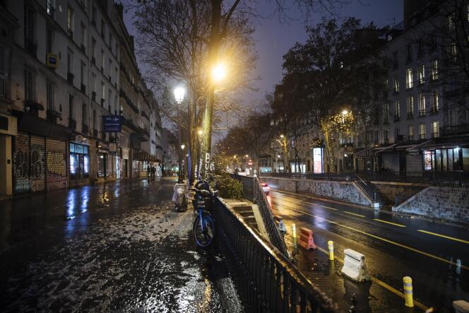 Une rue déserte de Paris, à l’entrée en vigueur du couvre-feu de 18 heures, le 16 janvier.