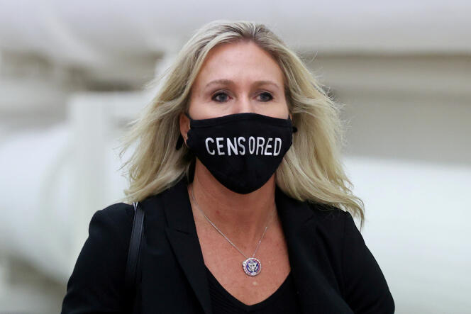 L’élue républicaine Marjorie Taylor Greene, à son arrivée au Capitole de Washington, porte un masque avec l’inscription « Censurée » à l’occasion de la procédure de destitution débattue le 13 janvier 2021 par la Chambre des représentants.