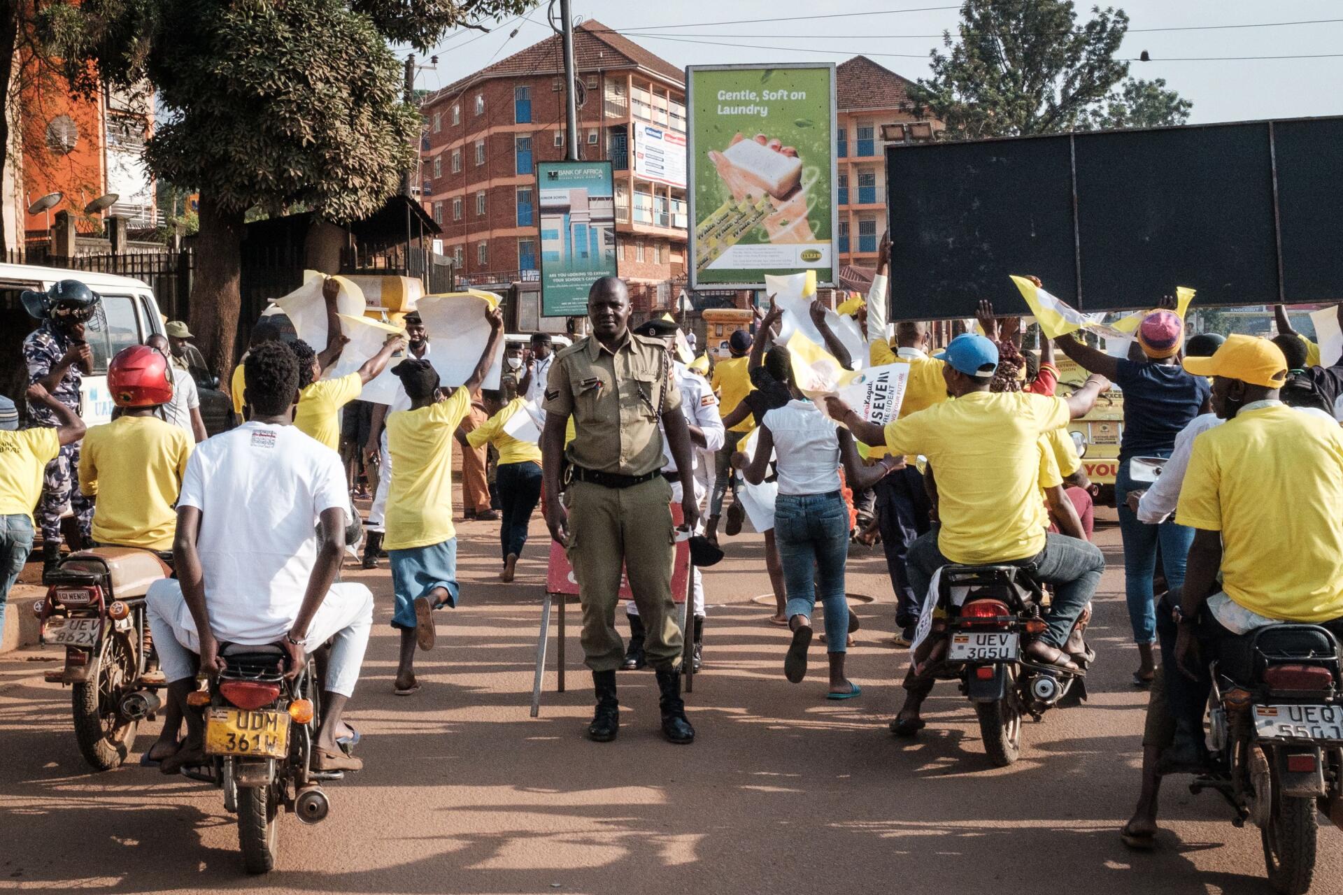 Des militants du Mouvement de résistance nationale défilant dans les rues de Kampala, en Ouganda, le 16 janvier.