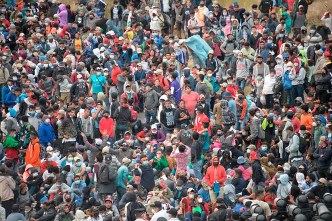 Honduran migrants during clashes with Guatemalan security forces on January 17, 2021 in Vado Hondo.