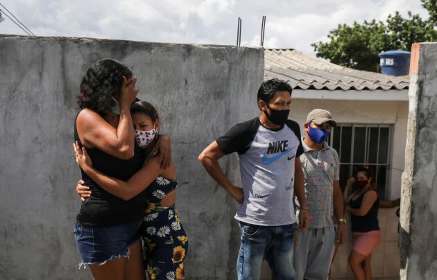 Les services sanitaires emportent le corps d’Adamor Mendonca, mort des suites du coronavirus, à Manaus, le 16 janvier.  A 75 ans il n’avait trouvé ni oxygène, ni place dans les établissements de santé.