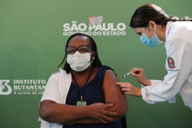 L’infirmière Monica Calazans, 54 ans, est la première Brésilienne à s’être fait vacciner, le 17 janvier, à Sao Paulo (Brésil).