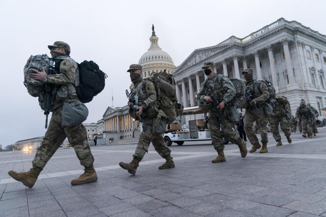 Des soldats de la garde nationale assurent la sécurité autour du Capitole, samedi 16 janvier.