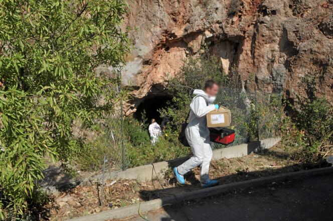 Aux abords de la grotte où a été retrouvé le corps calciné de Patrick Isoird, à Sète (Hérault), le 17 juillet 2014.